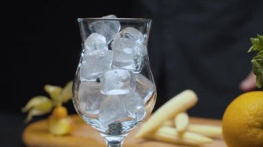 Plaj kokteylinde seks hazırlığı. Hareket kontrol sistemi.