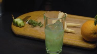 Tom Collins kokteylini hazırlıyorum. Hareket kontrol sistemi.