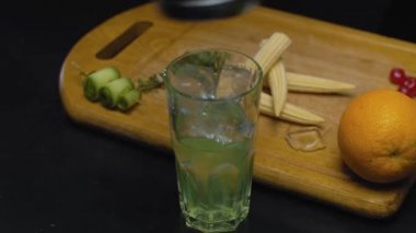 Tom Collins kokteylini hazırlıyorum. Hareket kontrol sistemi.