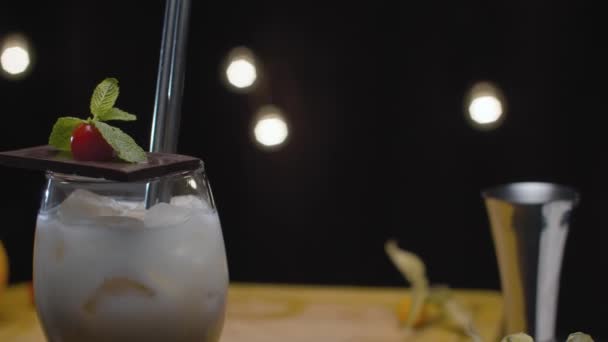 Cocktail russo bianco pronto da vicino. Sistema di controllo del movimento. Rimappatura del tempo . — Video Stock