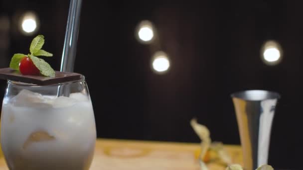 Cocktail russo bianco pronto da vicino. Sistema di controllo del movimento. Rimappatura del tempo . — Video Stock