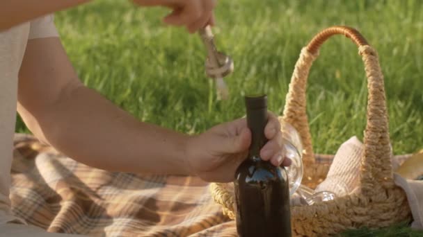 Mano maschile aprire una bottiglia di vino — Video Stock