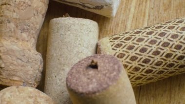 Şarap şişelerinin mantarları.