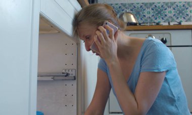 Güzel bir kadın akıllı telefondan tesisat ustasını arıyor. Tamire ihtiyacı olan bir tesisatçı. Oda servisi.