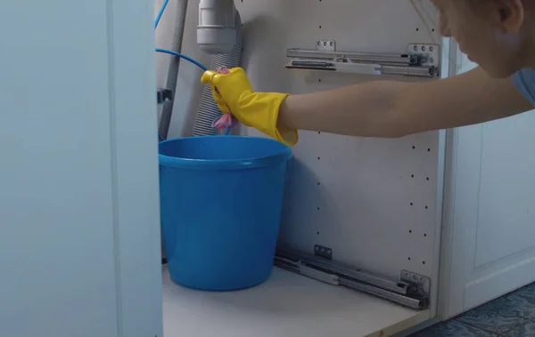 Cierra Las Manos Mujer Limpiando Agua Con Trapo Agua Que — Foto de Stock