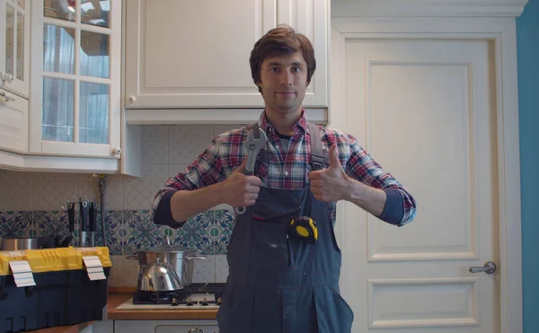 Feliz Fontanero Guapo Sosteniendo Una Llave Inglesa Sus Manos Cocina — Foto de Stock