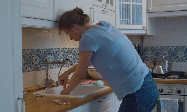 Mujer Joven Limpiando Bloqueo Fregadero Cocina Con Émbolo Las Manos — Foto de Stock