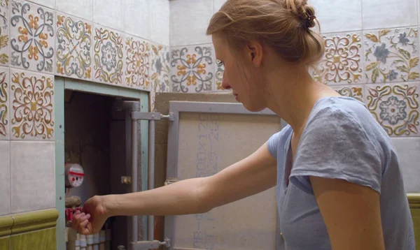 Joven Hermosa Mujer Apaga Agua Apartamento Ella Está Tratando Girar Imagen De Stock