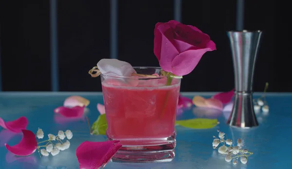 Chiudi Cherry Sour Cocktail Pronto Sul Tavolo Vetro Bar Bicchiere — Foto Stock