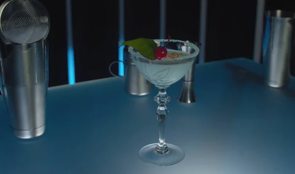 테이블에 Grasshopper Cocktail 안경을 증류주 껍질에 벚나무 로장식된 — 스톡 사진