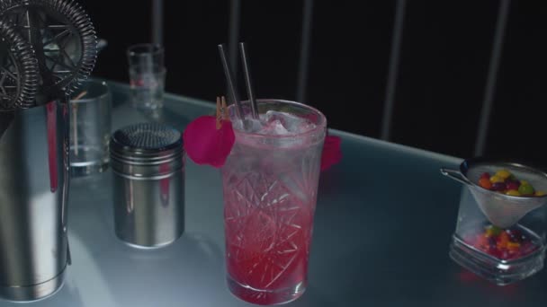 Cherry Sling Cocktail dalam gelas kristal — Stok Video