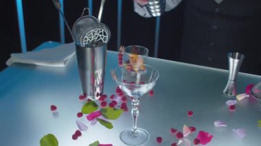 Barmen kırmızı elbise kokteyli hazırlıyor.