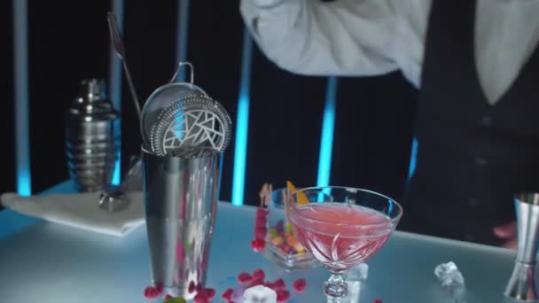 Bartender preparar cocktail vestido vermelho — Vídeo de Stock