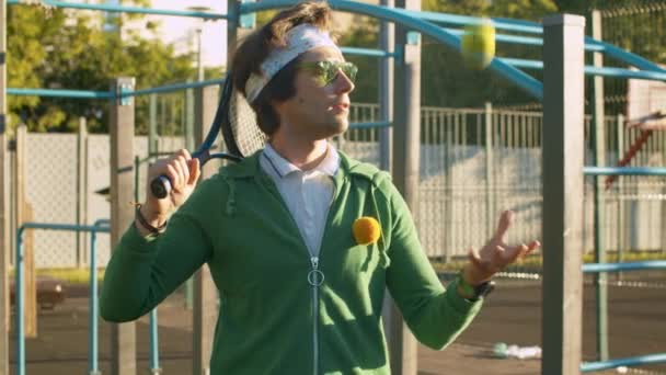 Engraçado aberração homem joga e pega bola de tênis — Vídeo de Stock