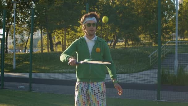 面白いフリーク男テニスボールをプレイ — ストック動画