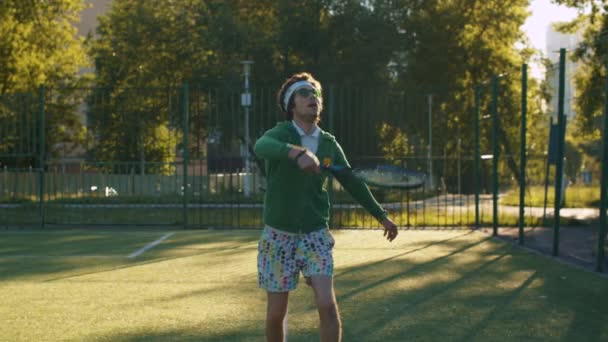 Grappig freak spelen tennis met zichzelf — Stockvideo