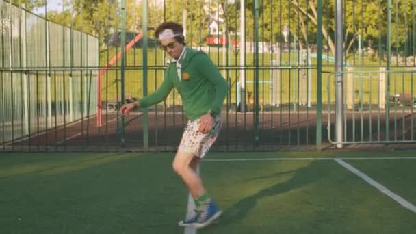 Zabawny klaun skaczący na korcie tenisowym — Wideo stockowe