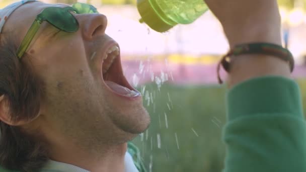 Vtipná zrůda mu stříká vodu na obličej — Stock video