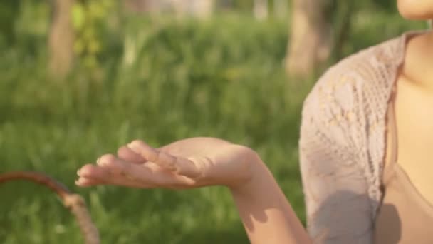 Man hand zetten kers in een vrouwelijke hand — Stockvideo
