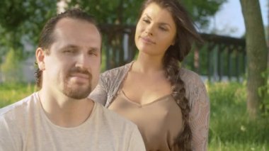 Açık havada kucaklaşan çiftlerin portreleri.