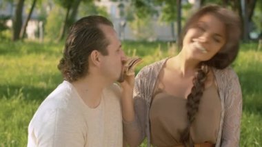 Birlikte sanviç yiyen mutlu çift.