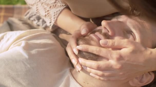 Retrato de un hombre acostado sobre una rodilla femenina — Vídeos de Stock