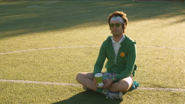 Funny Freak Man Sitting Tennis Court Drinking Tea Rest Playing — Stock Photo, Image