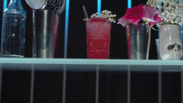 皇家长岛鸡尾酒在水晶杯子里 — 图库视频影像