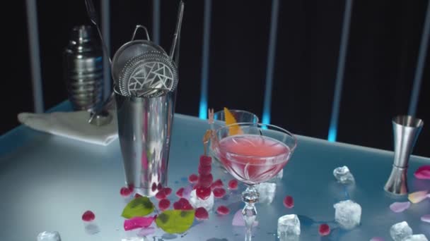 Färdig röd klänning cocktail — Stockvideo