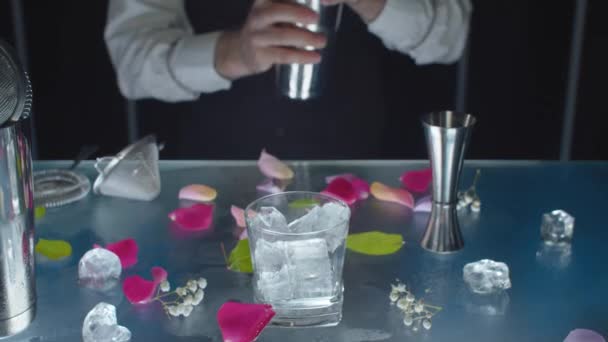 Fazendo de Cocktail azedo de cereja — Vídeo de Stock
