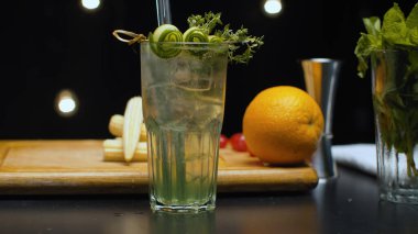 Hazır Tom Collins kokteylinin yakın plan çekimi