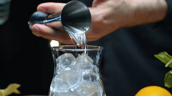 Förbereder Sex Strandcocktailen Närbild Bartenders Händer Häller Cocktail Glas Med Royaltyfria Stockfoton