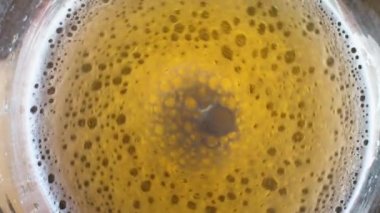 Bardakta dönen bira.