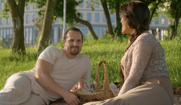 Pareja Feliz Enamorada Sentada Una Manta Parque Picnic Hierba Amor — Foto de Stock