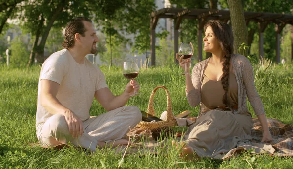 Happy Couple Love Sitting Blanket Park Clinking Glasses Drinking Wine — Stock Photo, Image