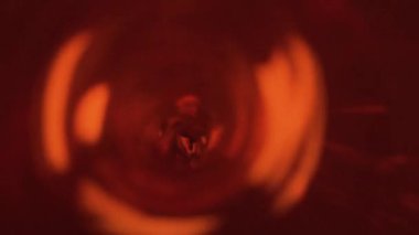 Kırmızı boyayla suda dön.