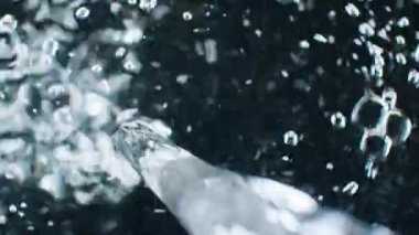 Siyah arkaplanda akan su