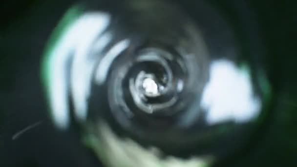 Περιστρεφόμενο πράσινο νερό σε μαύρο φόντο — Αρχείο Βίντεο