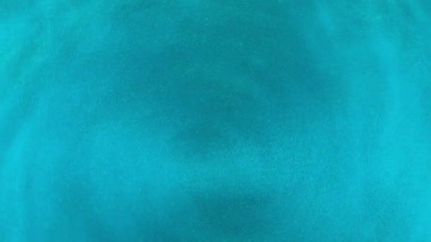 Langsam rotierendes Wasser mit blauer Farbe — Stockvideo