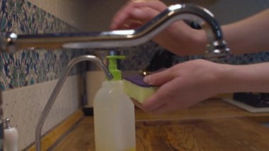 Bulaşık suyunu süngerin üzerine sıkmak