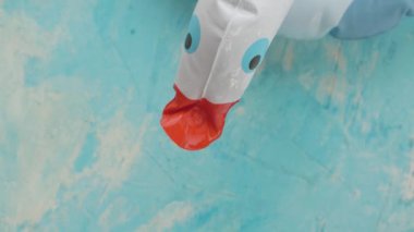 Su damlalarında şişme kuğu.