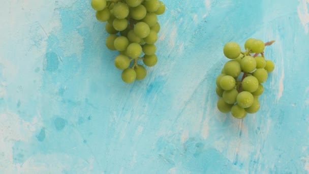 Uvas verdes em gotas de água — Vídeo de Stock