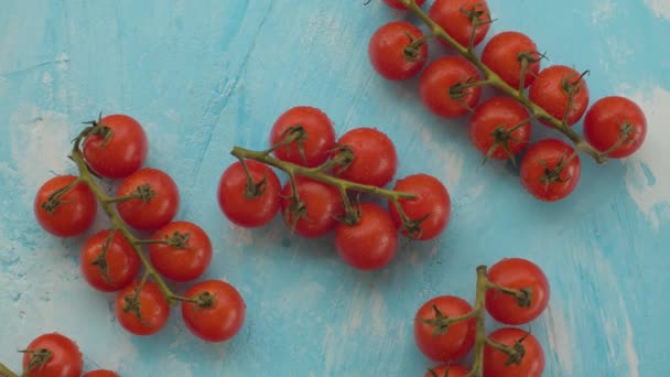 Κόκκινες ντομάτες με σταγόνες νερού, περιστροφή — Αρχείο Βίντεο