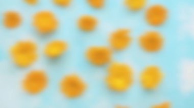 Mavi arkaplanda bulanık bir takvim