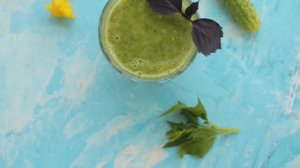 Hand sätta halm i glaset av smoothie — Stockvideo