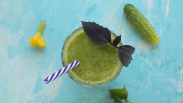 Glas av vegetabilisk smoothie, rotation — Stockvideo