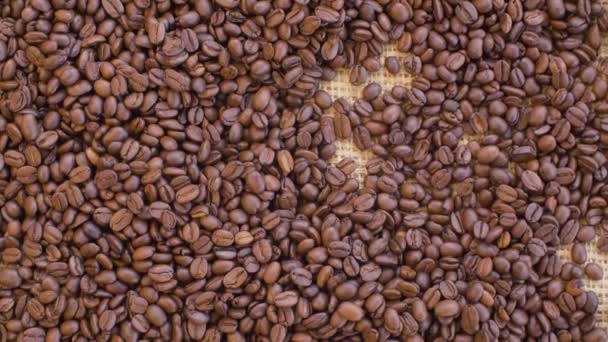 Granos de café tostados en arpillera — Vídeo de stock