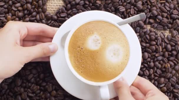 Granos de café y taza de café — Vídeo de stock