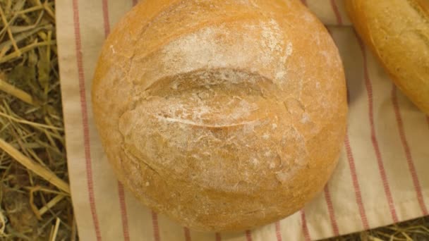 Traditionellt bröd på en handduk — Stockvideo