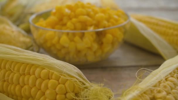 Свежая кукуруза в стеклянной чаше — стоковое видео